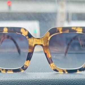Elegant Tortoise Shell Oversized Sunglasses